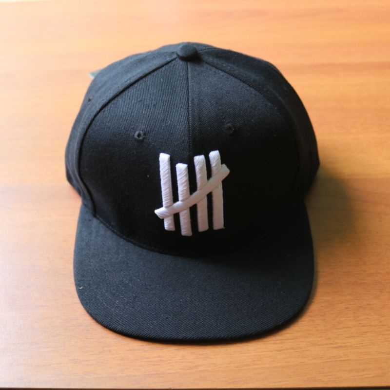 Topi snapback pria undefeated