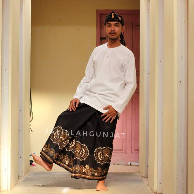 Sarung batik hitam model lar gurda