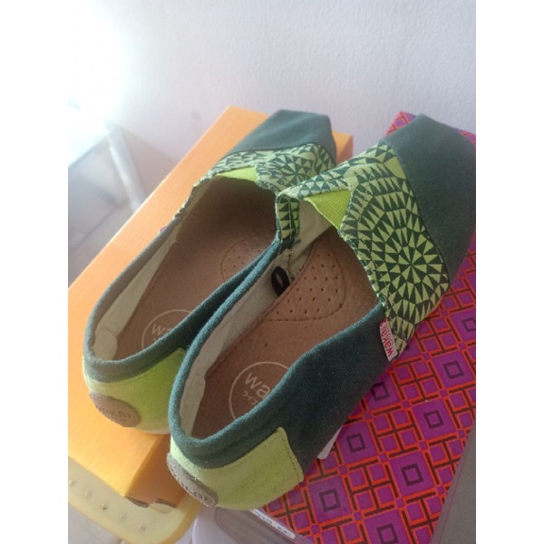 Preloved Original Wakai Green uk. 39 wanita sneakers slip on sepatu