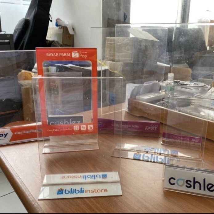

Hot Sale Acrylic Tent Holder Standing A4 Kaki Segitga + Logo Brand Trendi
