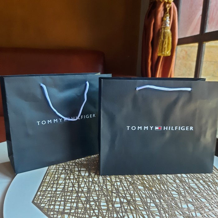 

BISA BAYAR DITEMPAT Paperbag Tommy Hilfiger Size Small 24 x 10 x 20 cm Paper Bag Tas Kado