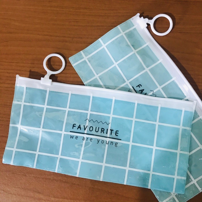 TEMPAT PENSIL TRANSPARAN / TEMPAT PENSIL TRANSPARAN MOTIF / ZIPPER BAG TRANSPARAN-KOTAK BIRU