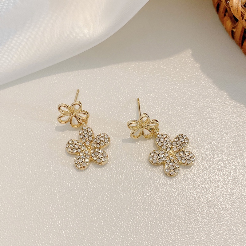 Anting Bentuk Bunga Aksen Berlian Bahan Zirkon Gaya Korea