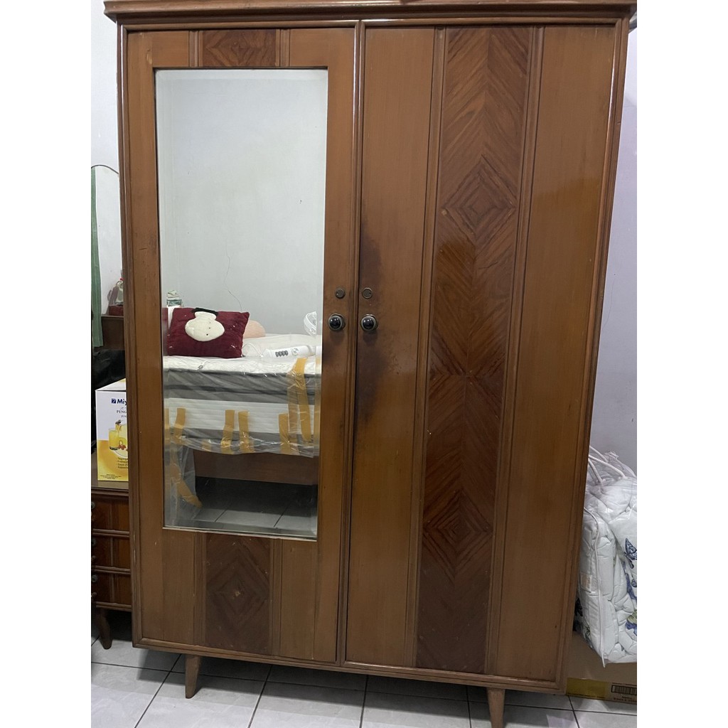 Lemari baju bekas dari kayu jati
