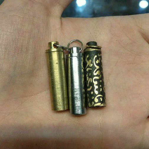 Liontin Tabung Kuningan