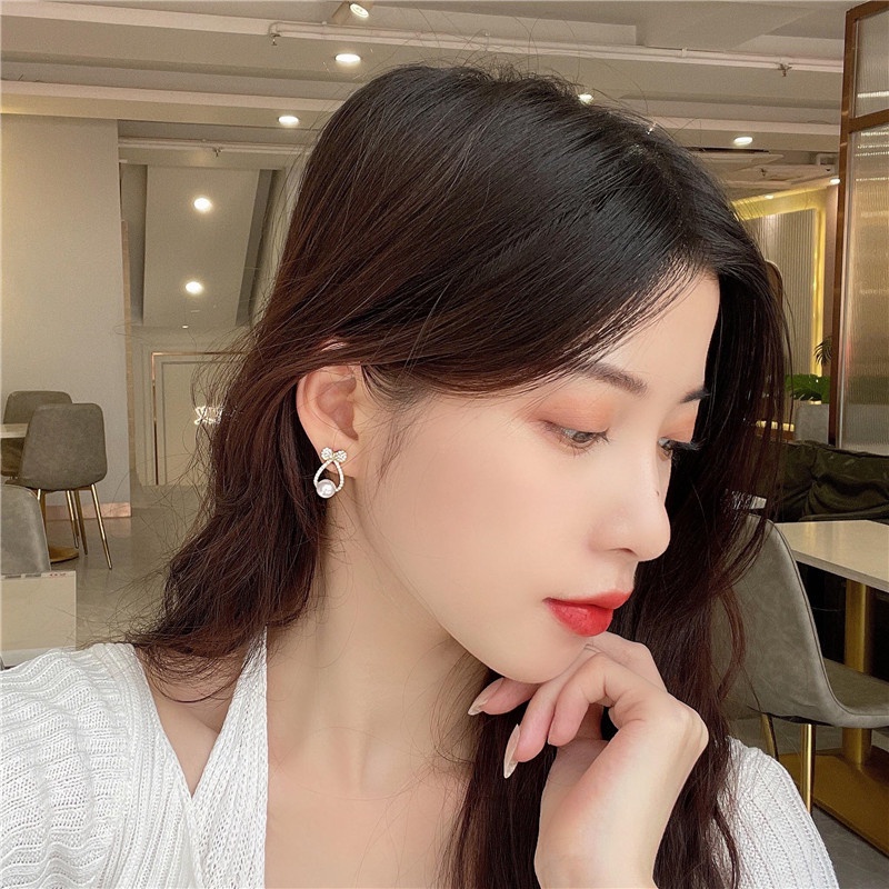 Anting Tusuk Model Pita Dengan Mutiara Untuk Wanita