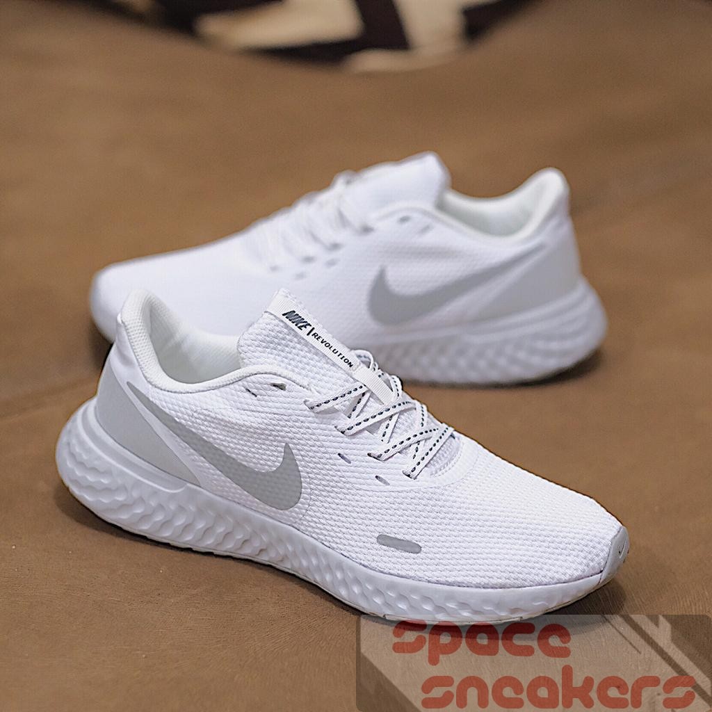 NIKE REVOLUTION 5 WHITE GREY ORIGINAL BNWB