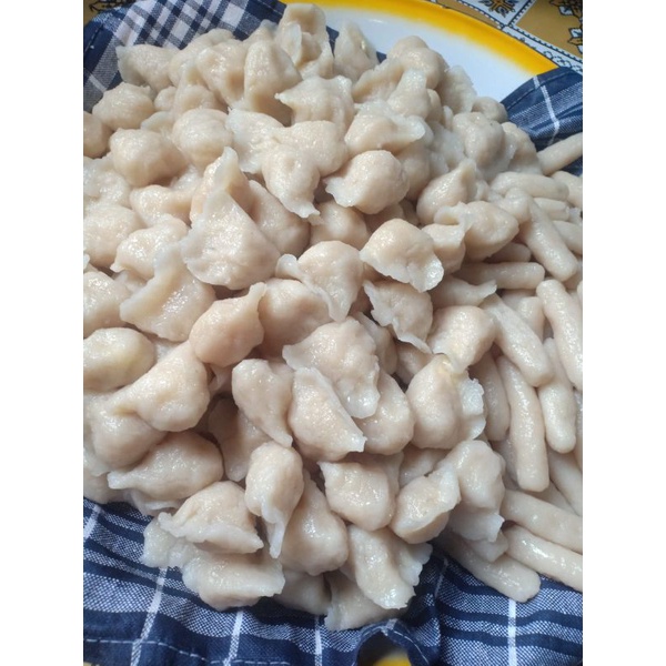 

Pempek adalah makanan olahan daging ikan yang digiling dengan tepung kanji. Makanan ini biasanya disajikan dengan kuah pempek atau cuko. Rasanya enak dan gurih. Ciri khas kuliner Palembang kebanyakan menggunakan ikan sebagai baha