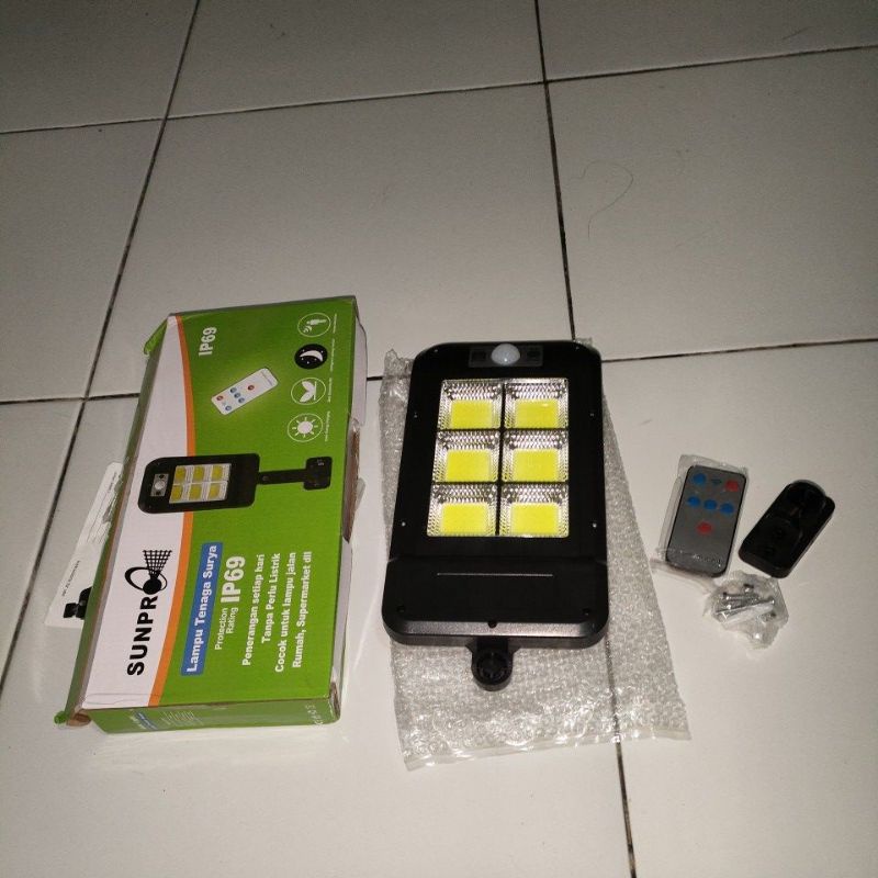 Lampu tenaga surya pakai remot anti air