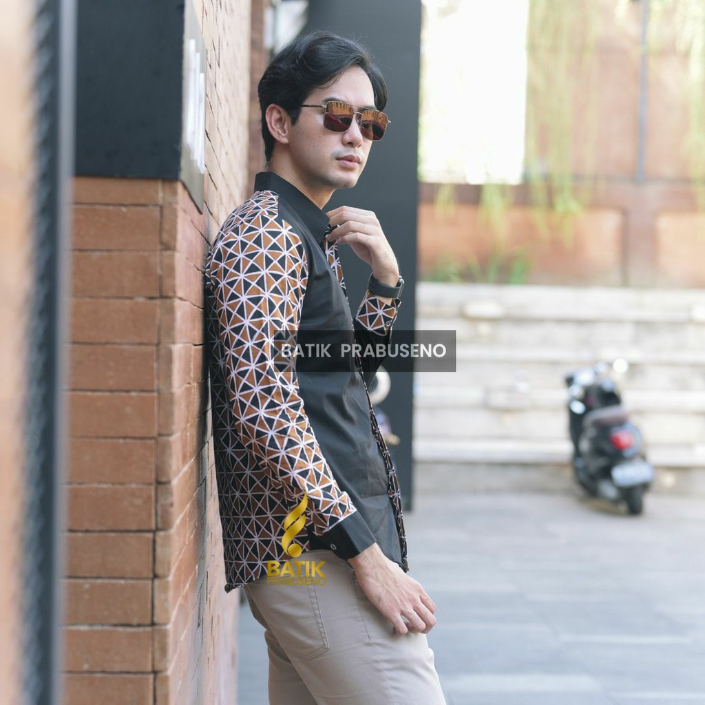 Batik Prabuseno Pria Slimfit Original - HARTAUMAWA Kemeja Batik Pria Lengan Panjang