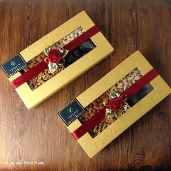 

Gift Box 4 Sections of Raw Nuts / Kado Hamper