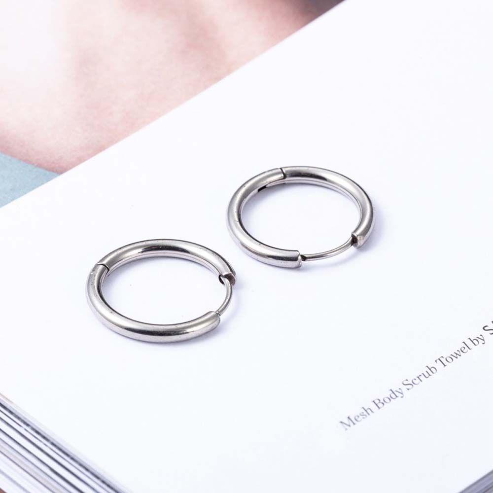 1 Pasang Anting Hoop Bulat Mini Bahan Titanium Steel Gaya Punk Klasik Untuk Pria Dan Wanita