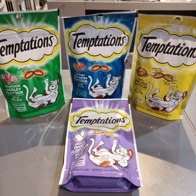 Temptations Snack Kucing Crunchy Outside 85 Gr
