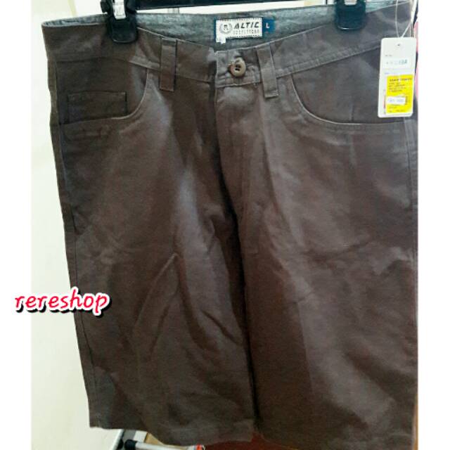 Celana pendek altic
