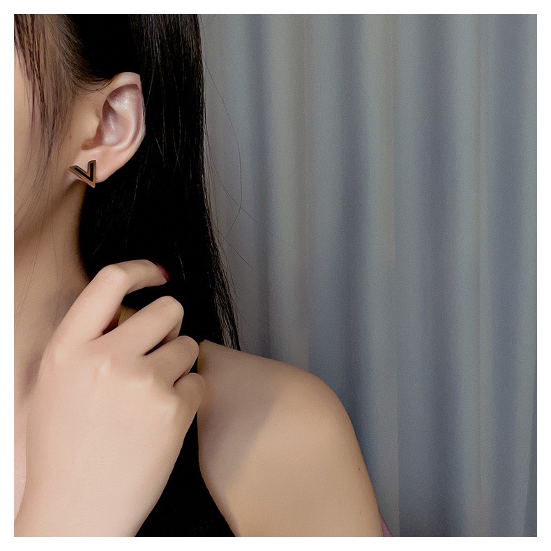 Anting Baja titanium Huruf V Fashion