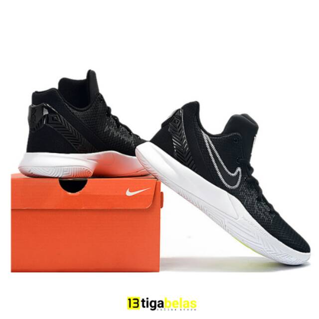 kyrie flytrap black and white