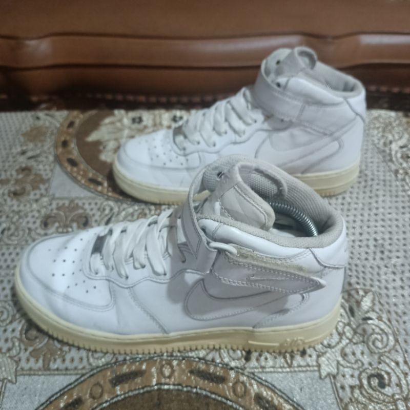 sepatu second import. sepatu bekas preloved merk Nike AF1 midh size 41 insole 260