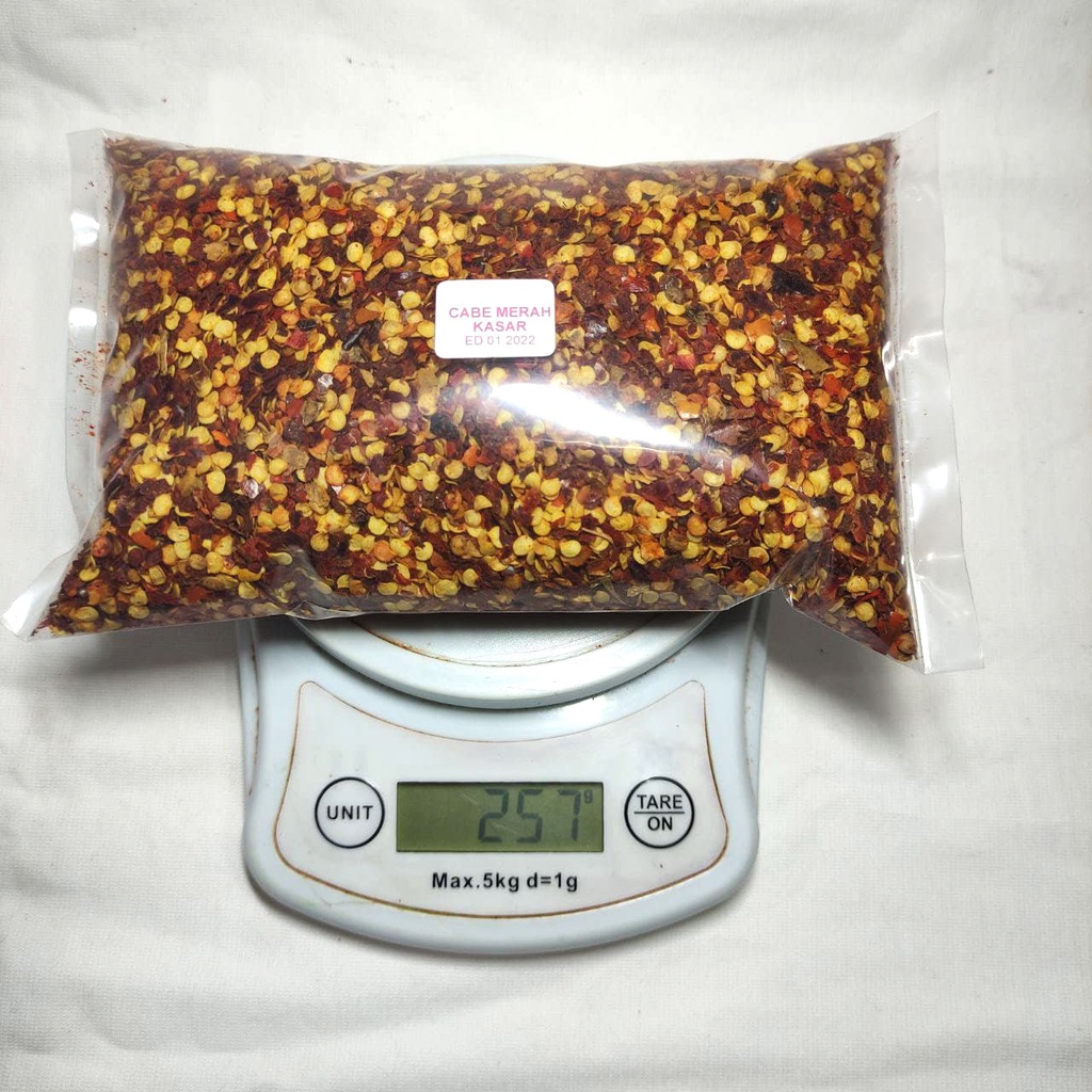 

CABE MERAH KASAR KERING 250 GRAM / CHILI FLAKE RASA NETRAL HANYA PEDAS CABAI, COCOK UNTUK BAHAN MINYAK CABE / CHILI OIL, COCOLAN DIMSUM, SAMBAL REBUS ATAU BERBAGAI MACAM SAMBAL LAINNYA, BISA JUGA LANGSUNG DITABUR KE MAKANAN SEPERTI BASO KUAH, NASGOR, DLL.