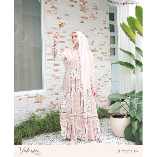 VALERIA DRESS MOCCA BY JASMINE MIX SCARF ADEEVA BEIGE BY GREENISM