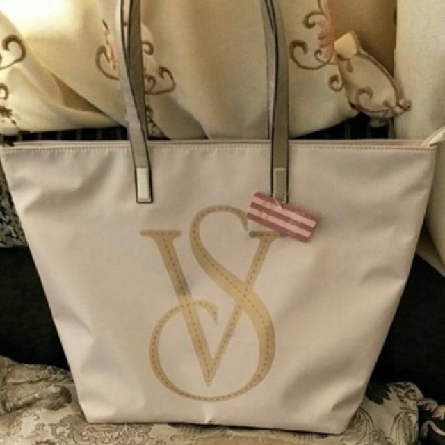 

Victoria Secret 075 uk.35x10x35cm Ready warna :: black // beige // pink 160rb + paperbag 15rb