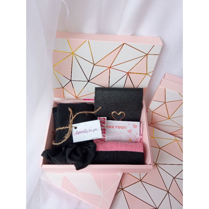 

kadobox anniversary/kado ulang tahun/giftbox unik/kado wisuda/hboxampers box/kado cewek unik/giftbox