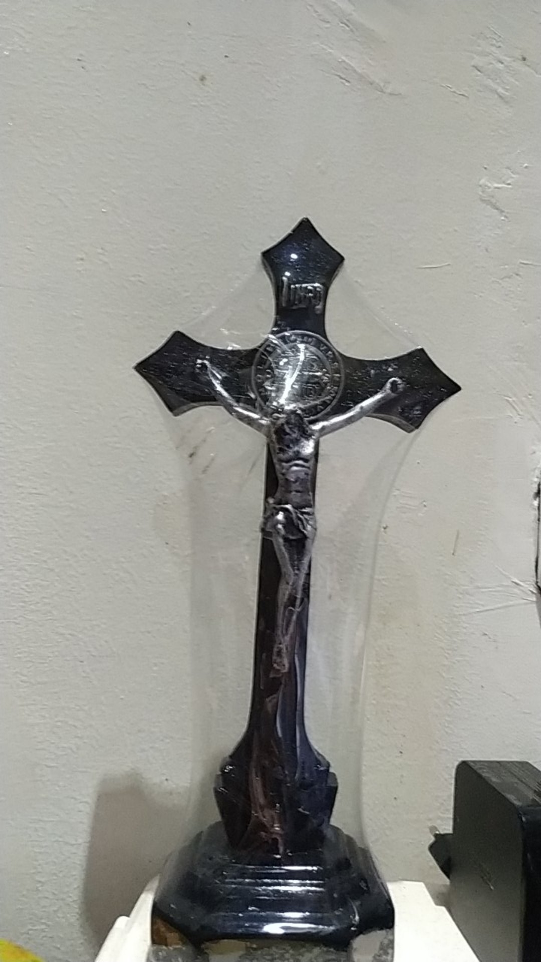 Salib Duduk Katolik Fiber Benediktus Korpus Besi 25cm