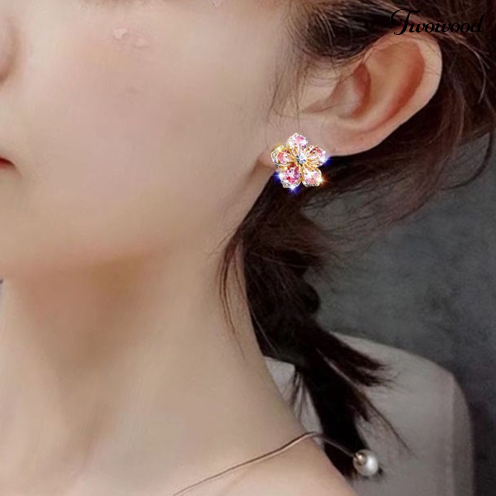 1 Pasang Anting Stud Bentuk Bunga Aksen Glitter Bahan Alloy Tahan Lama Untuk Wanita