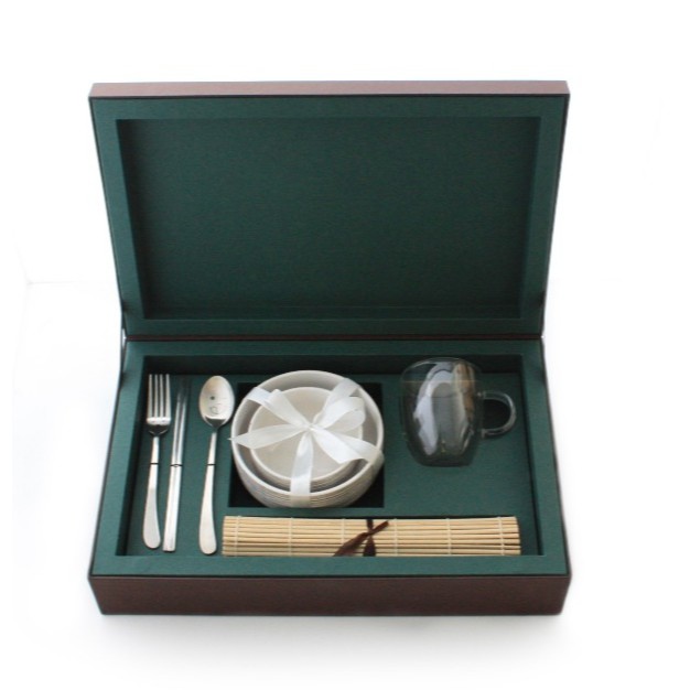 

Parcel Lebaran Hampers Murah Mangkuk Cutlery Gelas Keramik Box Giftset