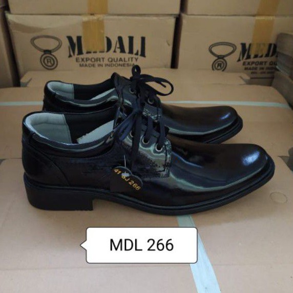 sepatu kulit pria PDH/pantofel sepatu kerja formal Tampil lebih keren