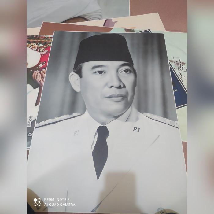BISA COD POSTER UK: 50*70 BAHAN LUSTER UV BISA REQUEST FOTO BUNG KARNO