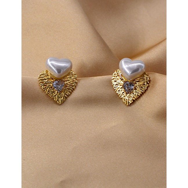 LRC Anting Tusuk Fashion Golden Heart Shaped Zircon Pearl Earrings K09565