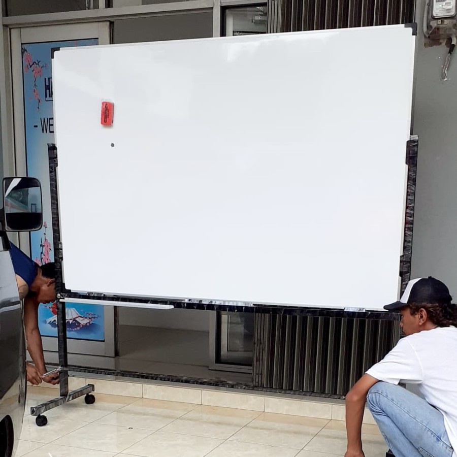 

Whiteboard Magnetik Double Face Standing Permanen 120x180cm