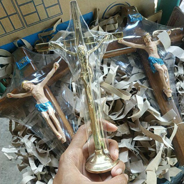 Hiasan Salib Duduk / Meja Courpus Yesus Inri Logam Kuningan 19 Cm