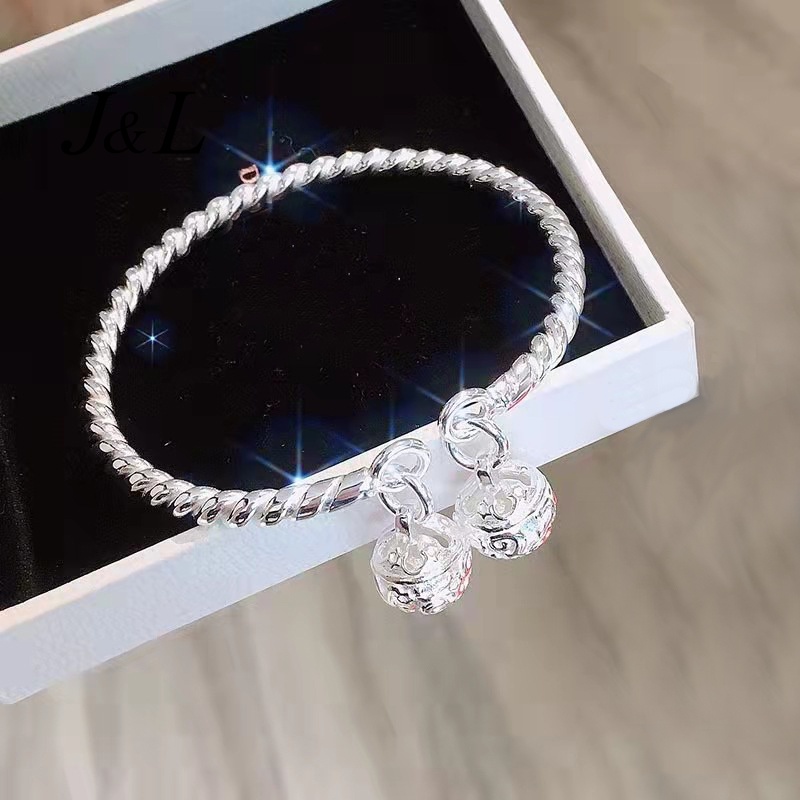 Gelang Tangan Rantai Aksen Lonceng Bahan Alloy Warna Silver Untuk Wanita