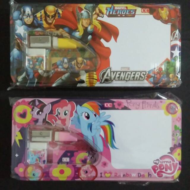 

Kotak pensil kaleng jumbo whiteboard isi motif karakter B