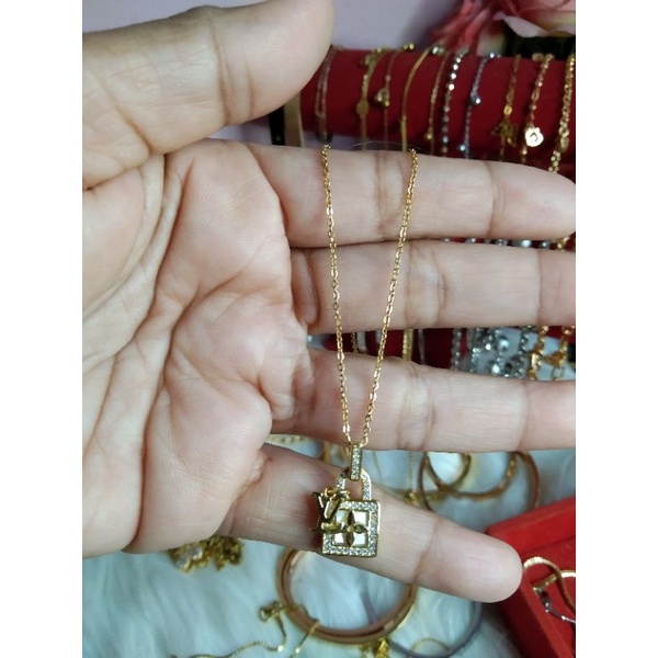 Kalung Lv Kotak