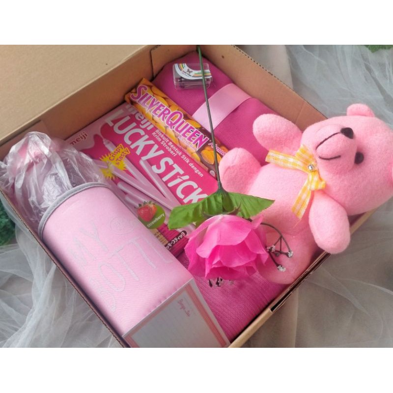 

gift box/ snack box/ gift hampers/ box hampers/ hadiah wisuda/ birthday gift