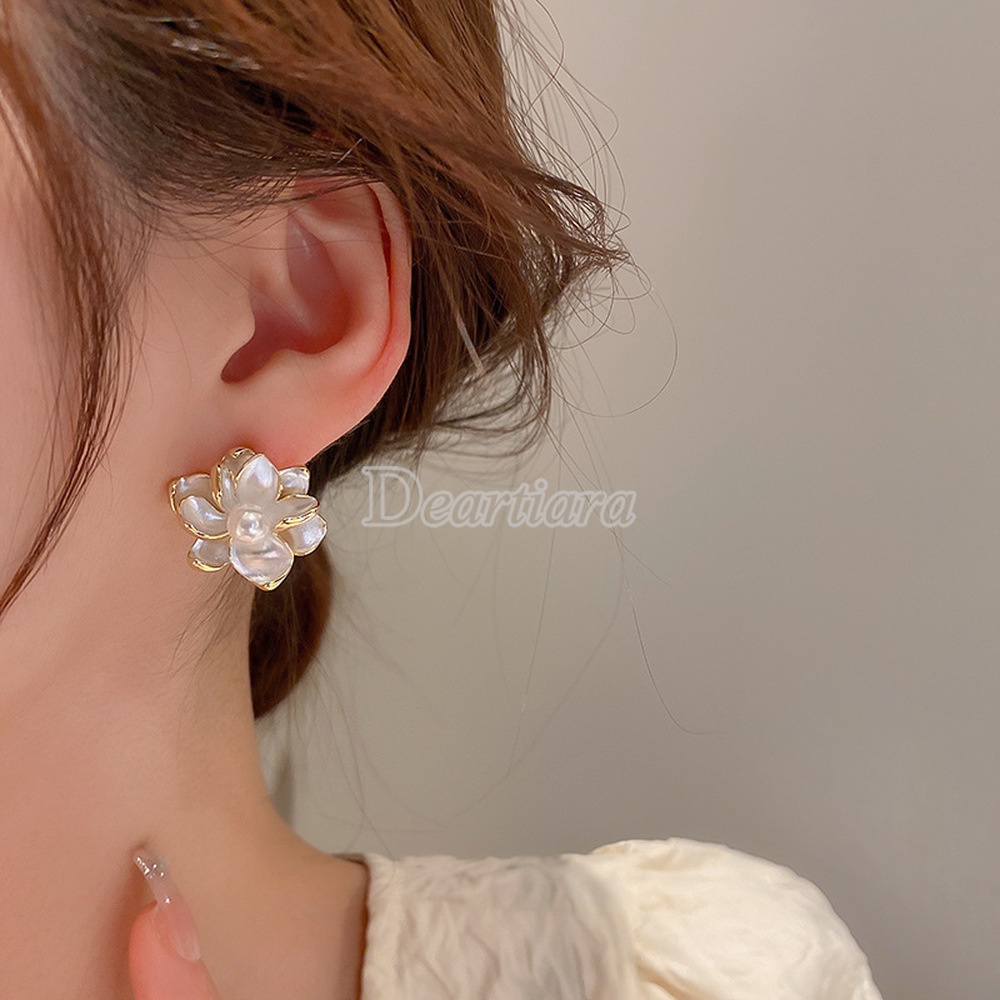 Anting Desain Bunga Aksen Mutiara