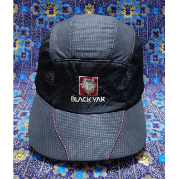 topi black yak