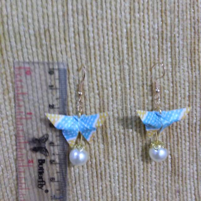 

Anting hati origami