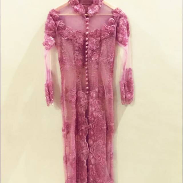 Kebaya brokat pink