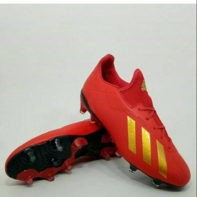Sepatu bola adidas