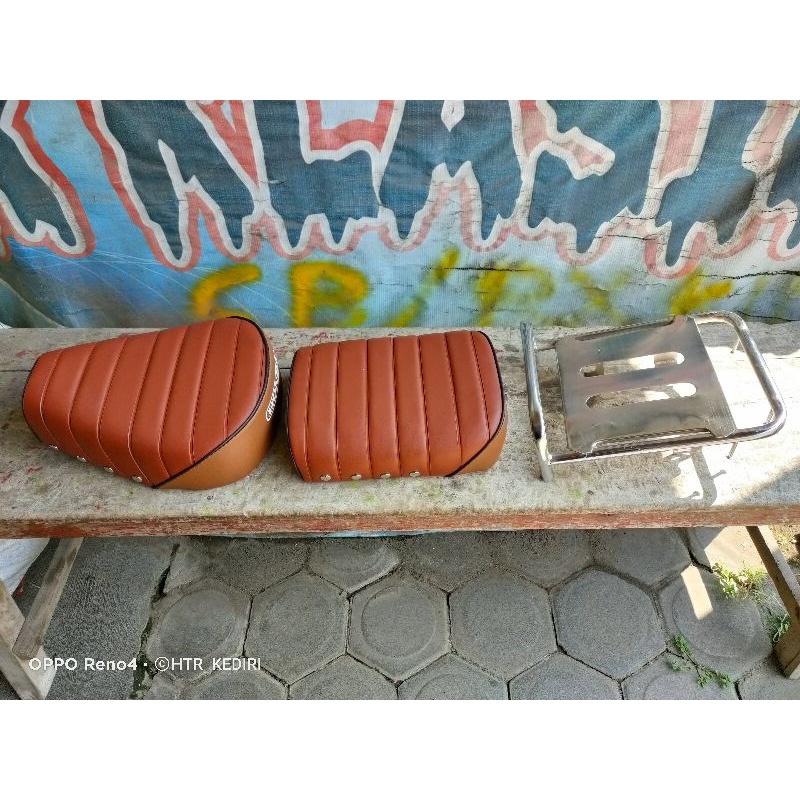JOK PISAH / SADEL SET TATAKAN JOK BELAKANG MOTOR HONDA C50(PISPOT) C70 WARNA COKLAT SEGAR KOMBINASI 