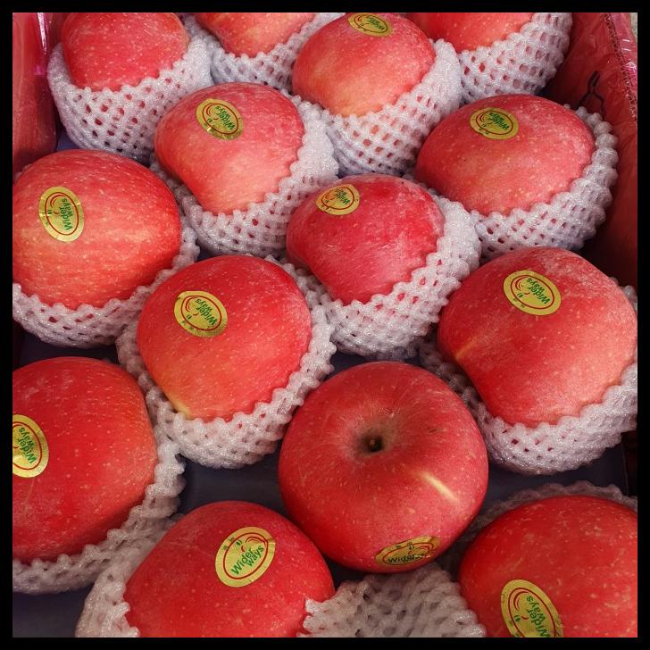 

Apel Fuji Rosy Blush Premium Fresh Apples 1 Kg