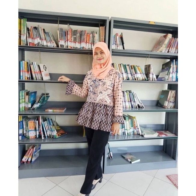 preloved blouse by batikula. Pernah dipakai. masih good condition. 9/10. bagian bawah sudah dipotong