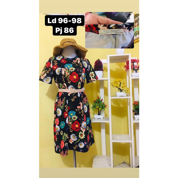 Atasan Wanita Motif Bunga-Bunga