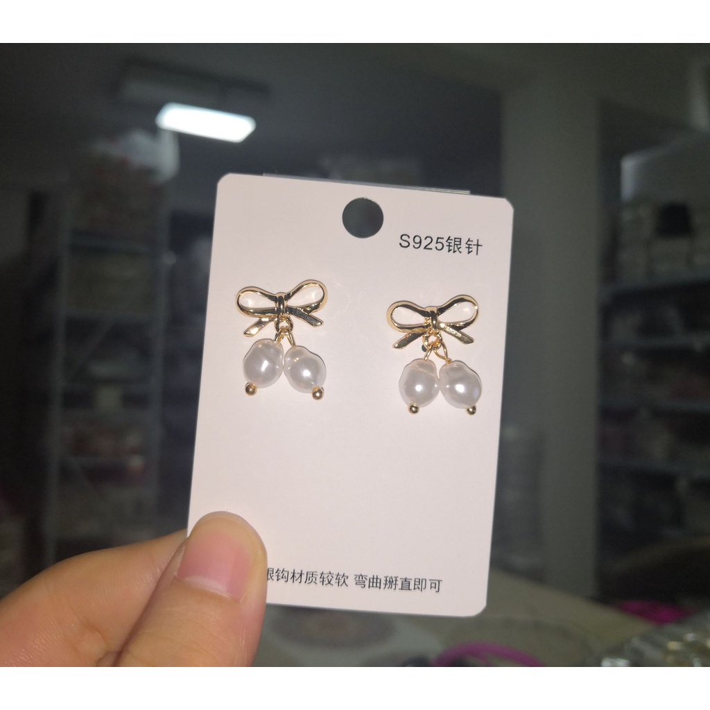 Anting S925 silver needle Bentuk Pita Aksen Mutiara Warna Emas Untuk Wanita