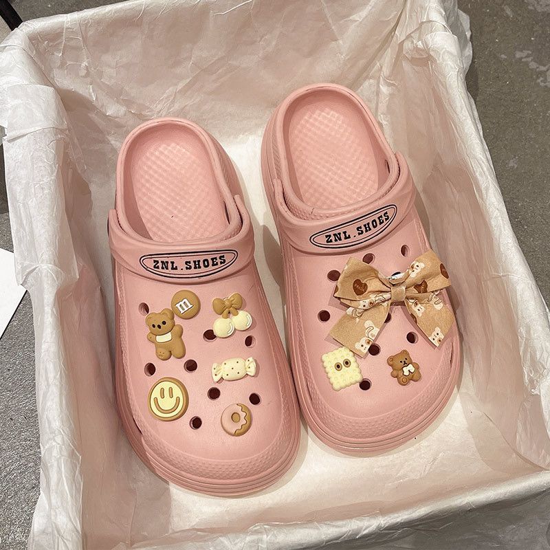 [littlecrab] Sandal Fuji Baim Warna Lembut Berkualitas Sandal Peninggi Badan Anti Slip Sandal Lubang Motif Pita Beruang Permen Coklat Sandal Eva Anti Air Sandal Unik Lucu Jibbitz Gambar Bear Donat Smiley Cute Sandals Sandal Buaya Korean Style