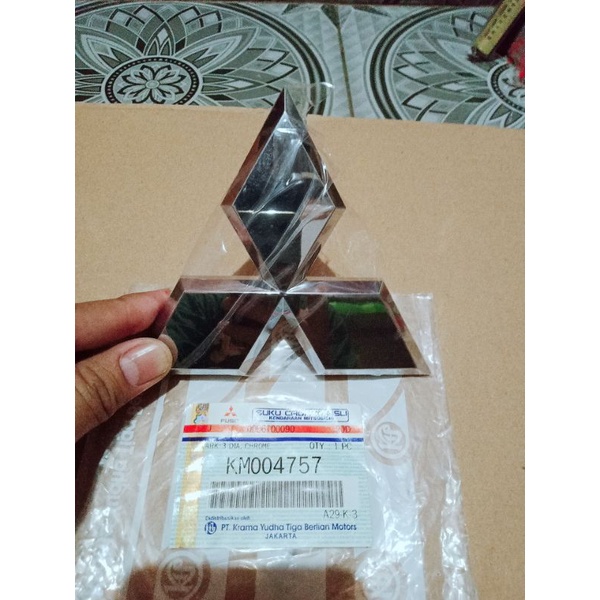 Logo emblem TIGA BERLIAN mobil CANTER original MITSUBISHI