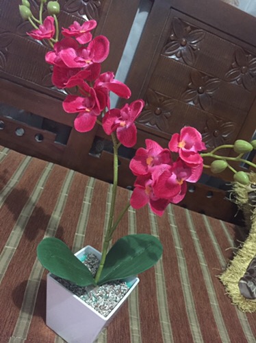 Set Bunga Plastik Anggrek1 Warna Warni Dengan Pot Melamin Putih Hexagonal Besar